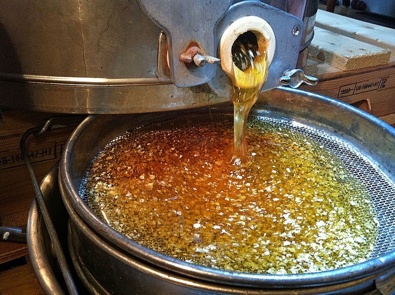 استخراج عسل - خارج کردن عسل مایع از اکستراکتور