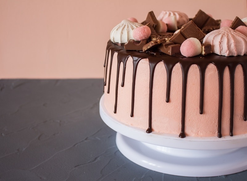 پرهیز از خوردن کیک خامه ای برای رفع صدا کردن شکم