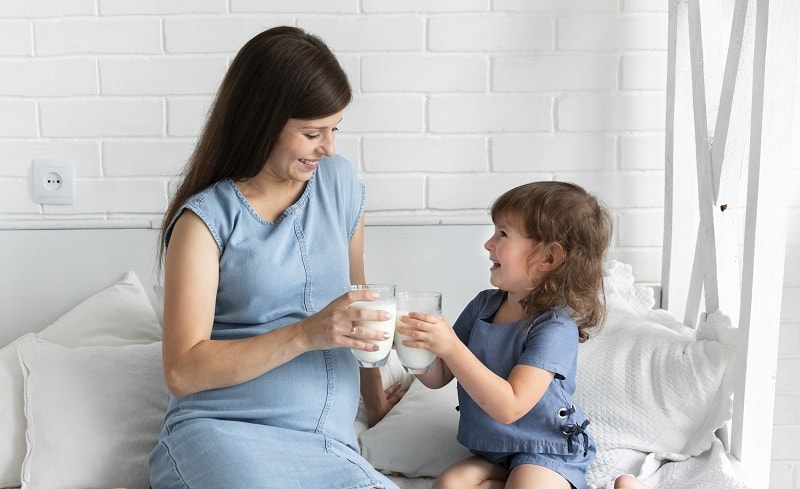مادر (باردار) و فرزند در حال شیر خوردن 