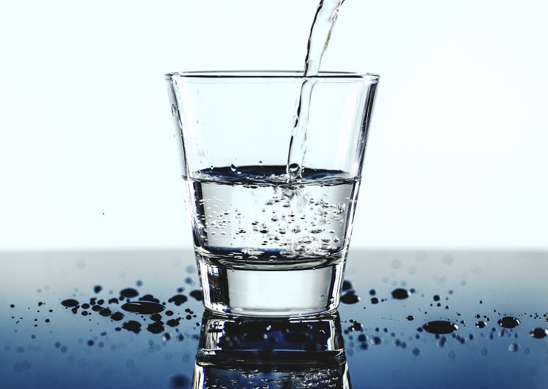نوشیدن آب برای رفع سکسکه