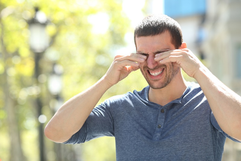 خشکی چشم به علت کاهش تولید اشک و بیماری: