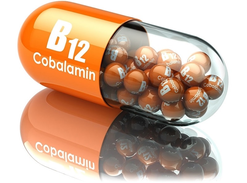 ویتامین B۱۲ به صورت بلوری های جاذب رطوبت یا گرد آمرف