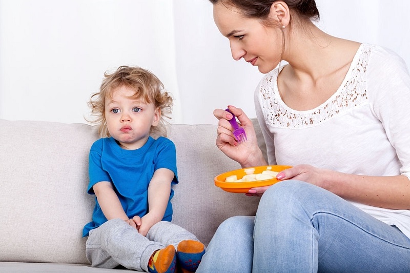 به غذا نخوردن کودک توجه نكنيد